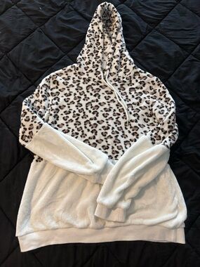 {SHEIN} Cozy Fuzzy Sherpa Leopard Cheetah Print Hoodie Pullover